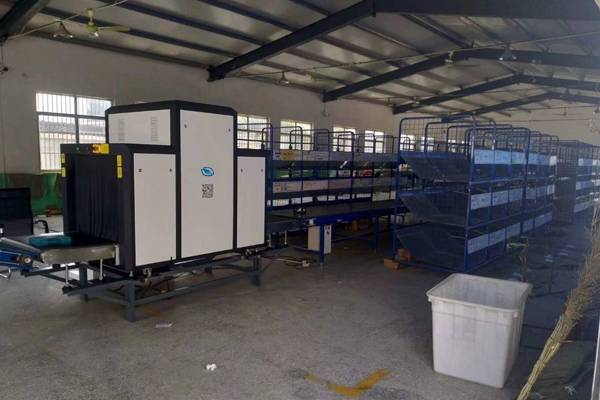 智能安檢機(jī)正在過包 