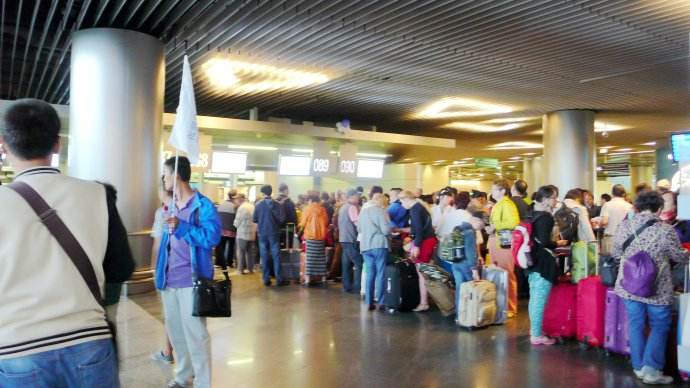 旅客們在排隊過安檢