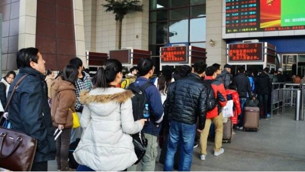 春運(yùn)車站人多擁擠時(shí)還要過安檢？